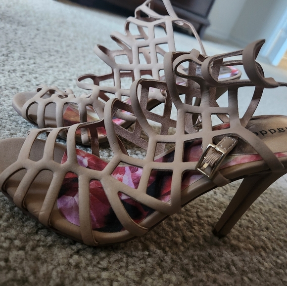 Madden Girl Tan Heels Stylish Strappy Design - Picture 1 of 3